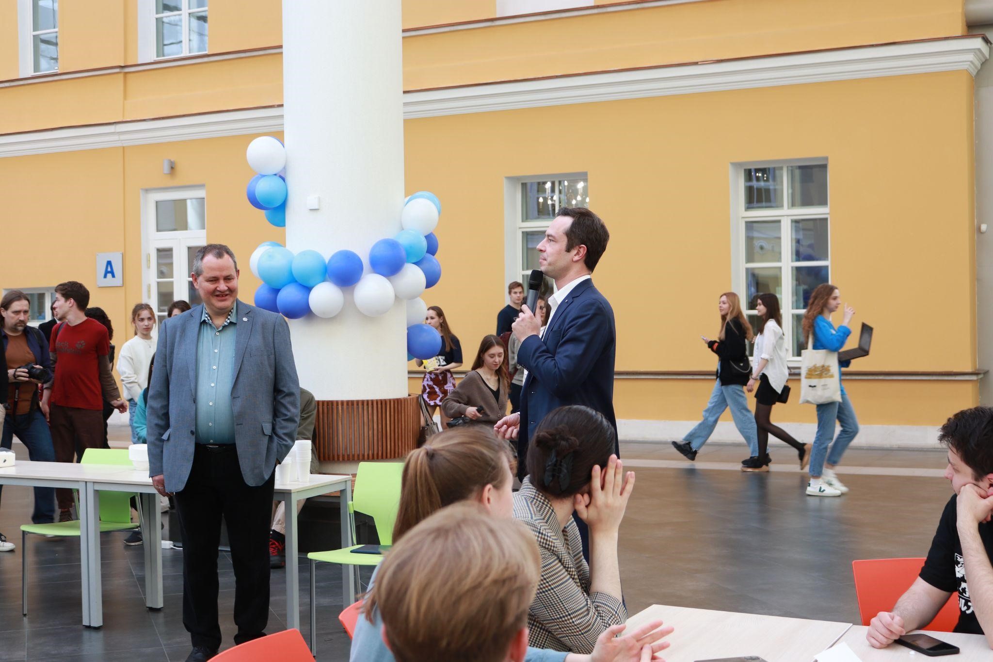 Dean of the Faculty of Economic Sciences Sergey Pekarski and HSE Vice Rector Dmitry Zemtsov
